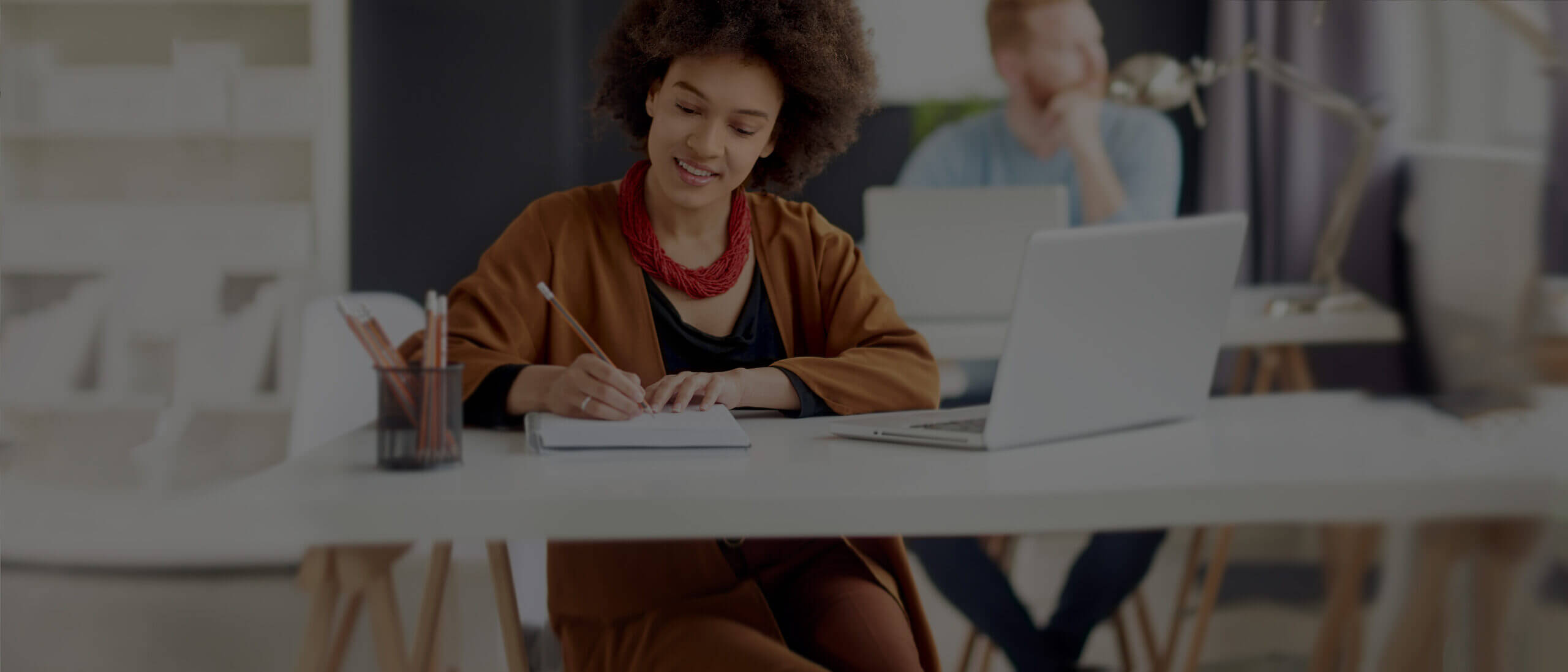 Employee on laptop researching HR and compliance related posts on the Mineral blog